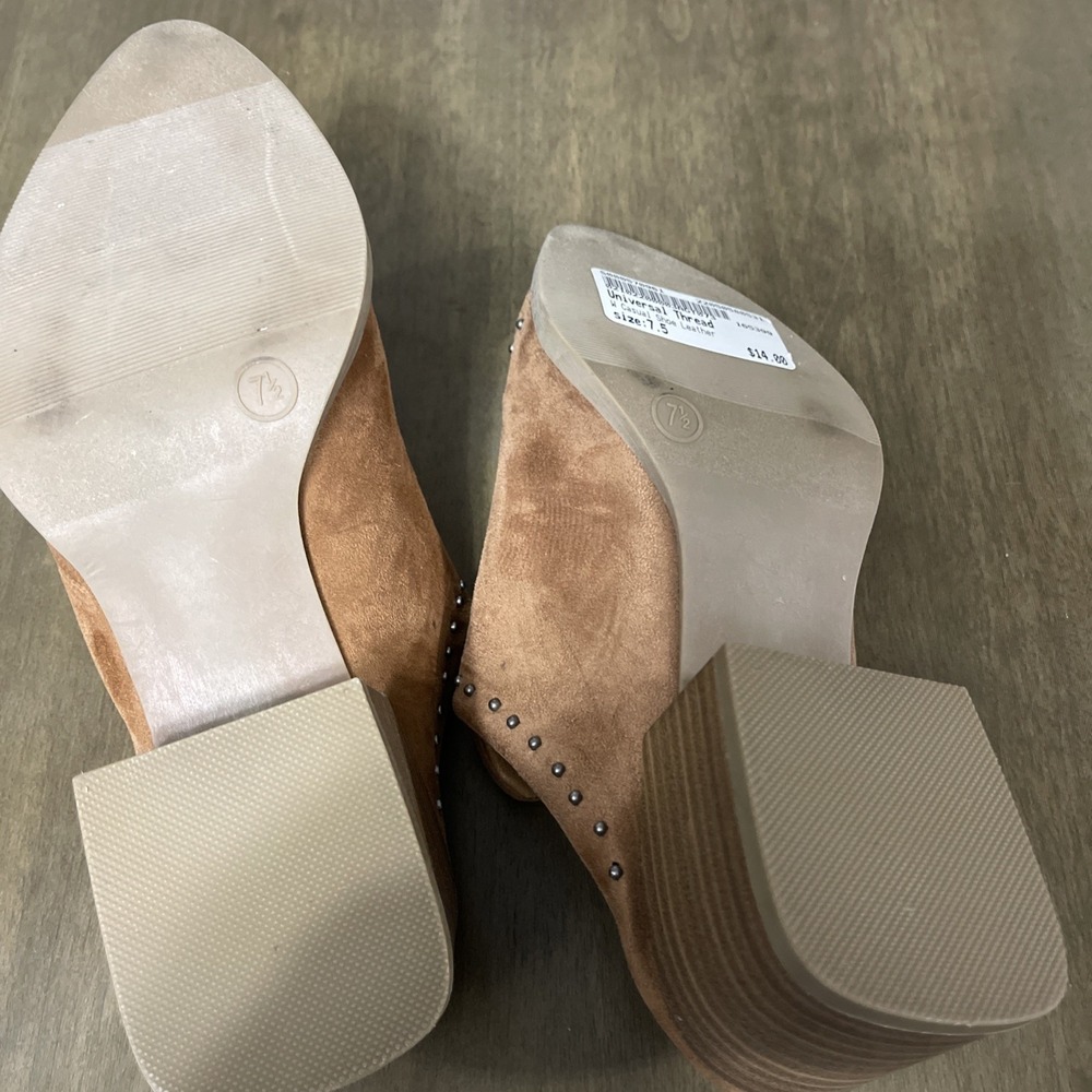 Universal Thread Casual Shoe Boot  Tan Ladies Studded. Slip On. Sz 7.5. Chic - Picture 5 of 5